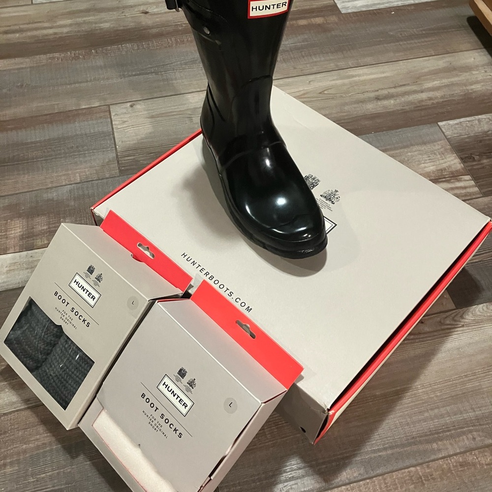 Hunter boots sz 9 and 2 new boot socks .